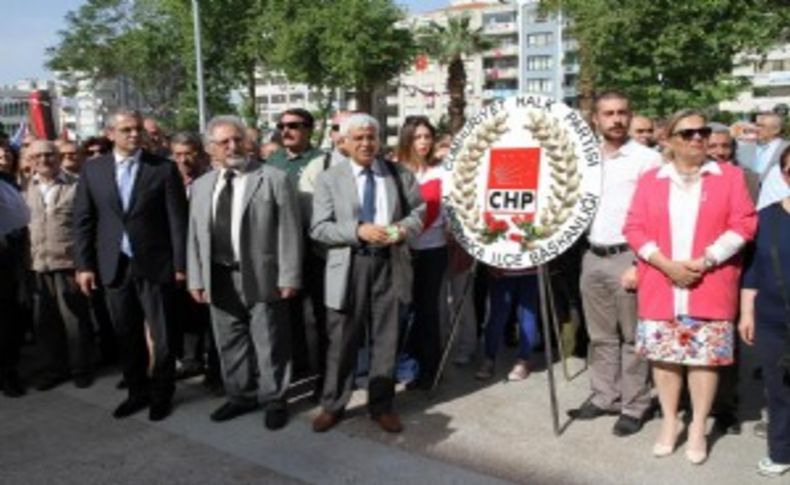 CHP Karşıyaka çelenk koydu